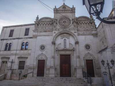 Facciata che fu realizzata in stile eclettico recuperando alcuni elementi di quella originaria...